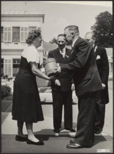 Aanbieding van de z.g. koninginneharing aan koningin Juliana op Paleis Soestdi, Bestanddeelnr 014-1249