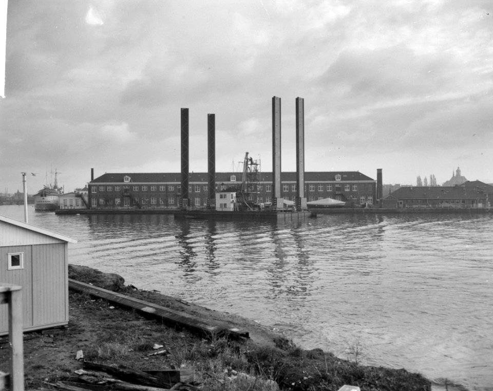 Aan de Oosterdokkade boortoren in het Oosterdok geplaatst, Bestanddeelnr 914-5238