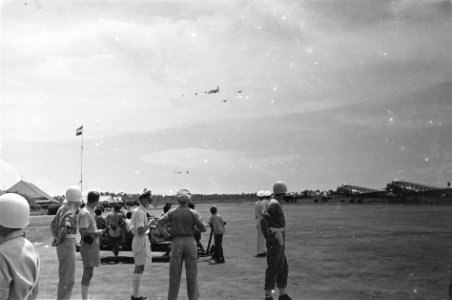 Aankomst Batavia begeleid door een escorte van drie Mustangs van Militaire lu, Bestanddeelnr 4355