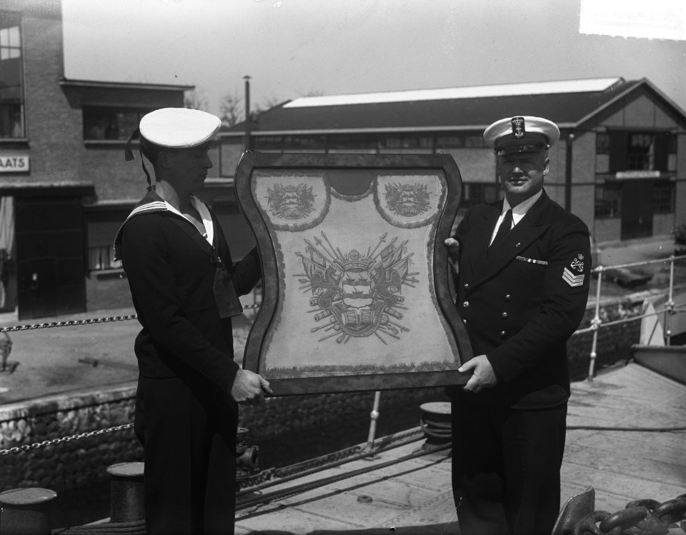 Aanbieding vlag Hr. Ms. Evertsen, Bestanddeelnr 904-6251