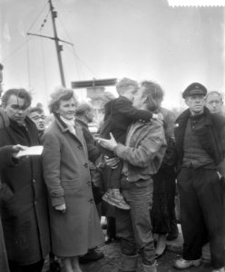 Aan land brengen van de schipbreukelingen van de Callisto Hoek Van Holland , een, Bestanddeelnr 910-1785
