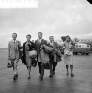 Aankomst medisch Rode Kruisteam uit de Kongo op Schiphol v.l.n.r. D. Herschee, m, Bestanddeelnr 911-7433