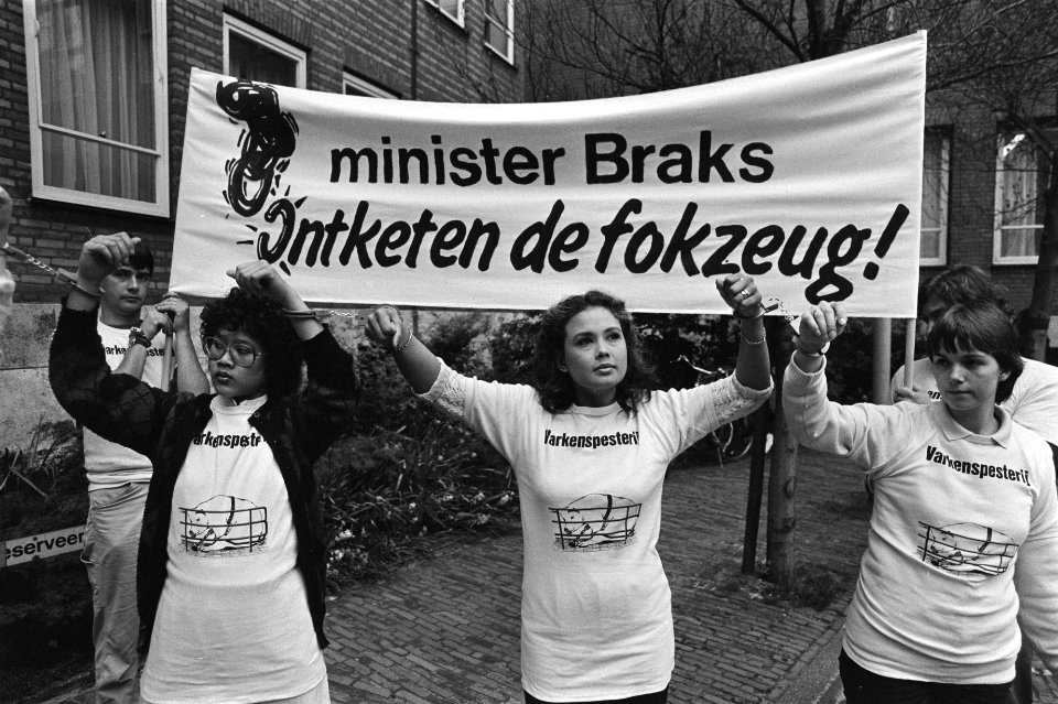 Aanbieding kettingbrieven Ontketen de fokzeug bij minister van Landbouw, Bestanddeelnr 932-9718