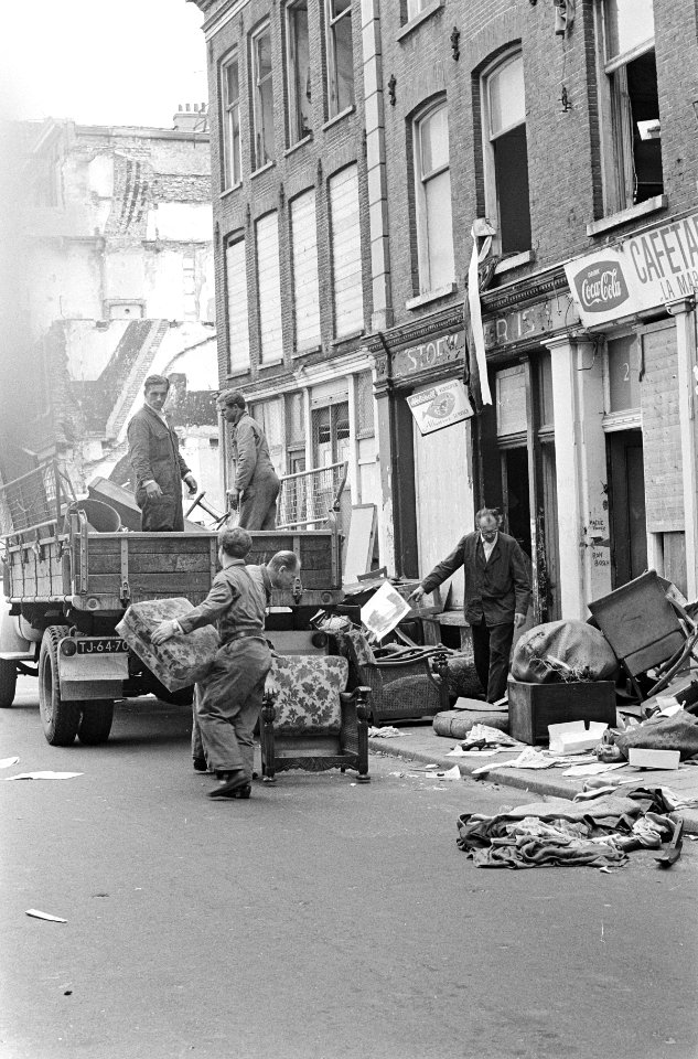 Aan de Kleine Kattenburgerstraat wordt de huisraad op een vrachtwagen geladen, Bestanddeelnr 919-5272