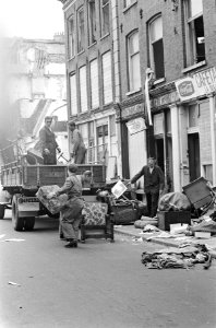 Aan de Kleine Kattenburgerstraat wordt de huisraad op een vrachtwagen geladen, Bestanddeelnr 919-5272