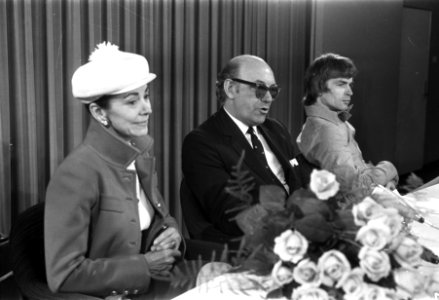Aankomst Margot Fonteyn en Rudolf Nurejev op Schiphol Tijdens persconferentie, Bestanddeelnr 921-5012
