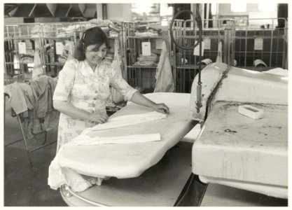 Aan het werk bij wasserij Rookmaaker aan de Kampersingel 56, NL-HlmNHA 54002865
