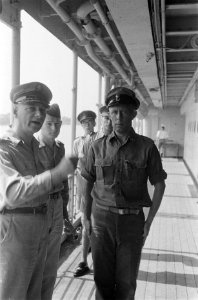 Aan boord zijn ter begroeting de Commissie-Generaal en de Legercommandant.Legerc, Bestanddeelnr 82-2-3