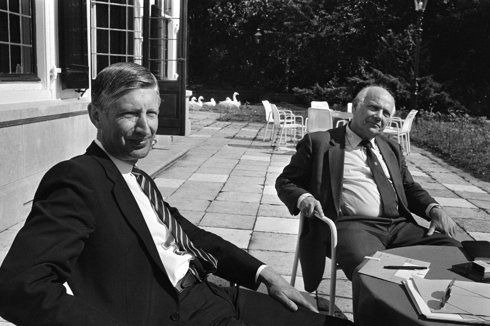 Aan de linkerzijde formateur Dries van Agt (CDA) en rechts Joop den Uyl (PvdA) i, Bestanddeelnr 931-6594