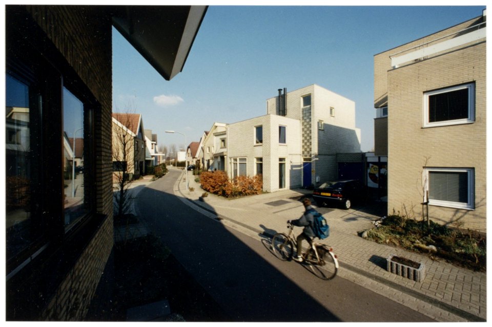 Aan de Flint in de Zuiderpolder staan zogenaamde zelfbouwwoningen, hetgeen een Belgische' uitstraling oplevert. NL-HlmNHA 54036314
