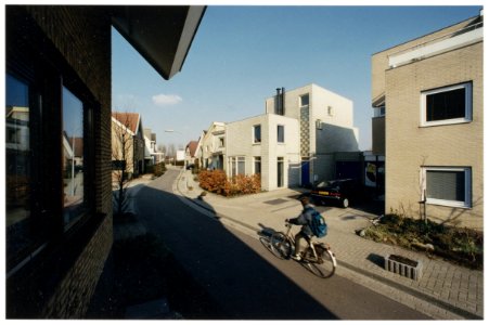 Aan de Flint in de Zuiderpolder staan zogenaamde zelfbouwwoningen, hetgeen een Belgische' uitstraling oplevert. NL-HlmNHA 54036314