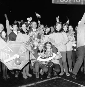 Aankomst dames schaatsploeg te Hoek van Holland , in de reddingsboei Carry Gijss, Bestanddeelnr 918-8218