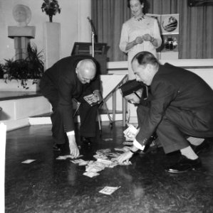 Aanbieding som geld aan Studentensanatorium. Aanbieding koffertje met geld, Bestanddeelnr 913-1340