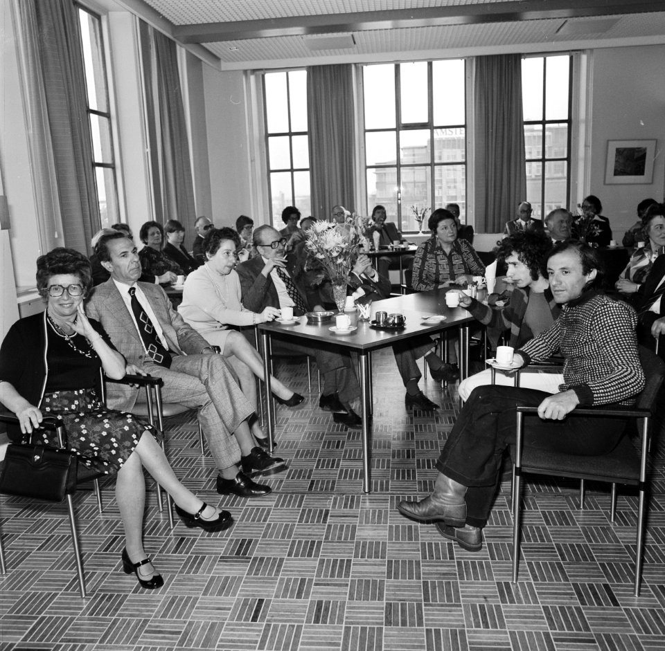 Aan de tafel achter de bloemen mr. H.J.P. van de Meerendonk (directeur) (met zwa, Bestanddeelnr 927-9024