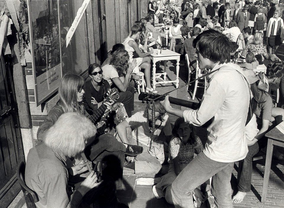 Aan de Grote Markt, na de sluiting van Brinkmann het terras. NB. Zie ook jaarboek Haarlem in 1970, blz. 25. Aangekocht van fotograaf C. de Boer. - Negatiefnummer 8540 k 37. Identificatienumm, NL-HlmNHA 54010752