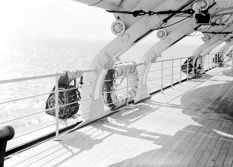 Aan dek van het schip. Aan de reling een reddingsboei en een touwladder, Bestanddeelnr 189-0688