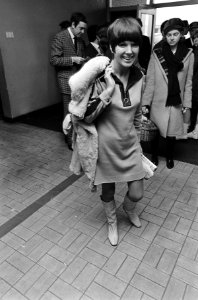 Aankomst Mary Quant (Engelse mode-koningin) op Schiphol, Bestanddeelnr 919-8890