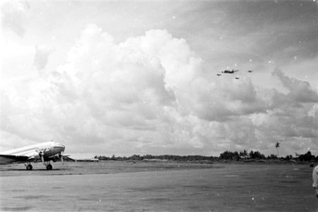 Aankomst Batavia begeleid door een escorte van drie Mustangs van Militaire lu, Bestanddeelnr 4354