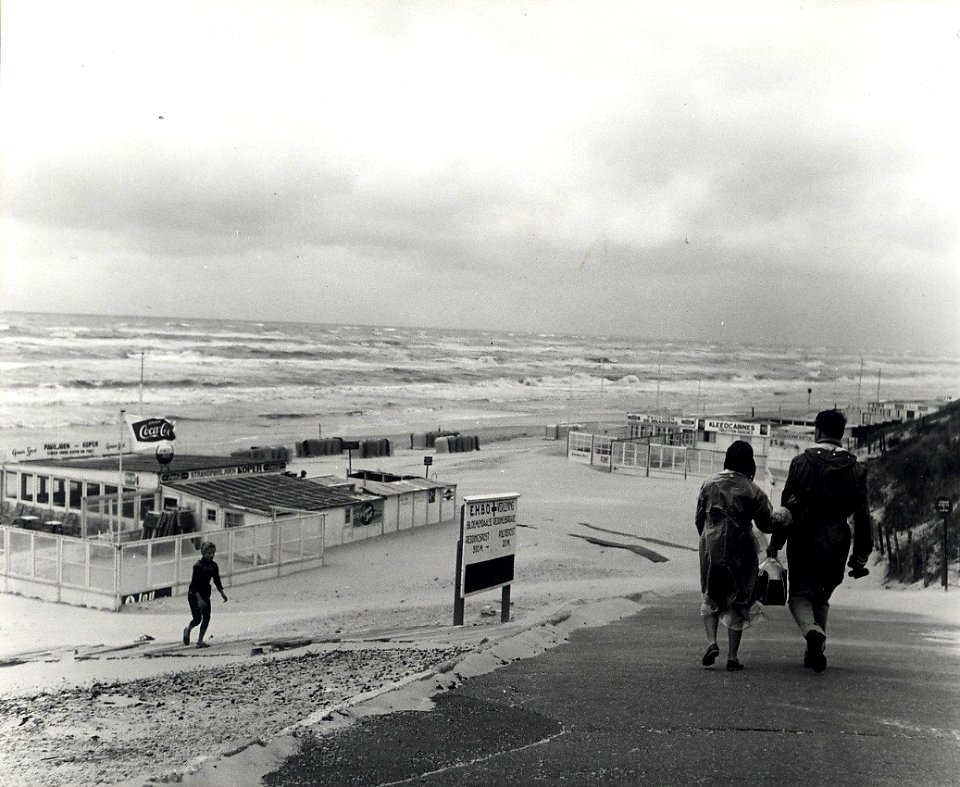 Aan de kop van de Zeeweg, ziende naar het noorden. Aangekocht in 1976 van fotograaf C. de Boer. Identificatienummer 54-010315, NL-HlmNHA 1478 25900 K 38