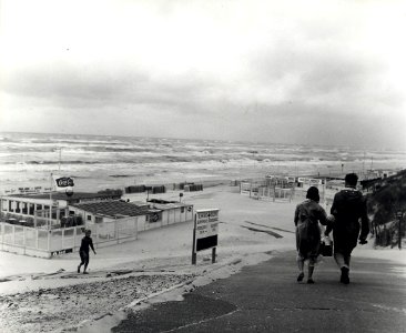 Aan de kop van de Zeeweg, ziende naar het noorden. Aangekocht in 1976 van fotograaf C. de Boer. Identificatienummer 54-010315, NL-HlmNHA 1478 25900 K 38