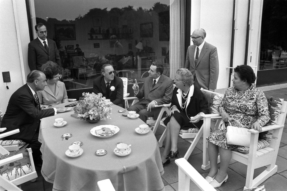 Aan tafel op het terras v.l.n.r. minister Schmelzer van Buitendse Zaken, een onb, Bestanddeelnr 925-7241