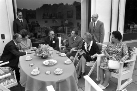 Aan tafel op het terras v.l.n.r. minister Schmelzer van Buitendse Zaken, een onb, Bestanddeelnr 925-7241