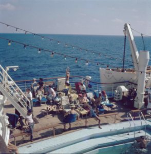 Aan dek van het schip Jerusalem Zonnende passagiers bij het zwembad, Bestanddeelnr 255-9371
