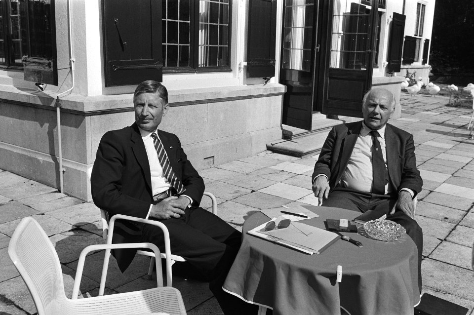 Aan de linkerzijde formateur Dries van Agt (CDA) en rechts Joop den Uyl (PvdA) i, Bestanddeelnr 931-6595