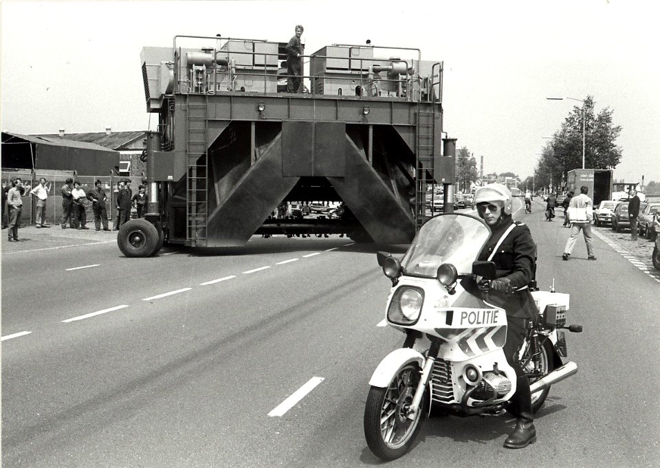 Aan de Spaarndamseweg, compostkeermachine gebouwd bij Visno, voor de firma Rutte Recycling aan de Amsterdamsevaart. Aangekocht in 1983 van fotograaf C. de Boer. - Negatiefnummer 23101 k 33a. - Gepubli