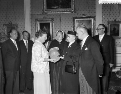 Aan koningin Juliana wordt door Scheveningse mensen het eerste vaatje haring aan, Bestanddeelnr 909-6127