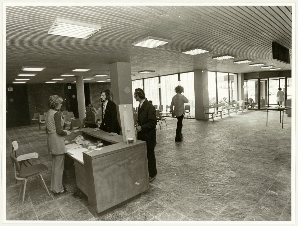 Aan de receptie bij het Gemeenschappelijk Administratie Kantoor ( G.A.K.) , Surinameweg 8, NL-HlmNHA 54003557