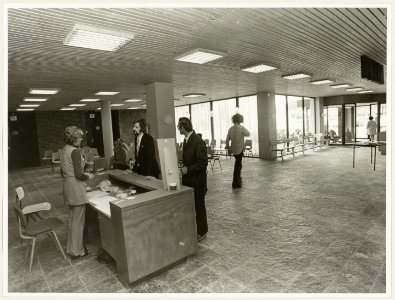 Aan de receptie bij het Gemeenschappelijk Administratie Kantoor ( G.A.K.) , Surinameweg 8, NL-HlmNHA 54003557