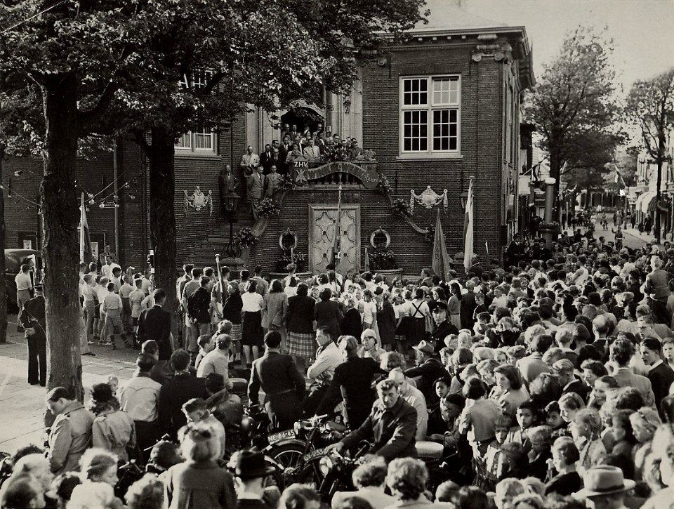 Aan het Raadhuisplein, de opening van de winkelweek 5 juni 1951, ziende in de Haltestraat en naar het noorden. Aangekocht in 1977 van fotograaf C. de Boer. Identificatienummer 54-010723, NL-HlmNHA 54010752
