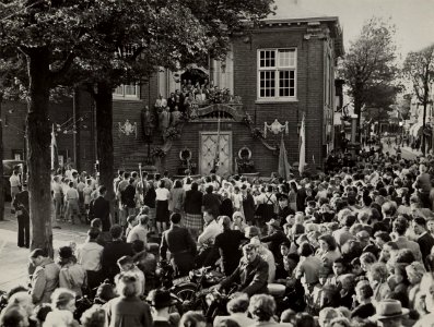 Aan het Raadhuisplein, de opening van de winkelweek 5 juni 1951, ziende in de Haltestraat en naar het noorden. Aangekocht in 1977 van fotograaf C. de Boer. Identificatienummer 54-010723, NL-HlmNHA 54010752