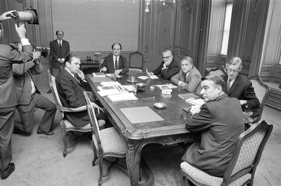 Aan de tafel v.l.n.r. Biesheuvel, Aantjes (ARP), Geertsema (VVD), Veringa (KVP),, Bestanddeelnr 924-6736