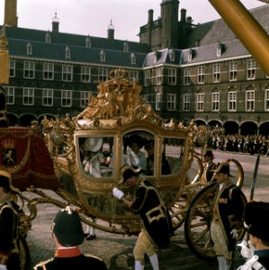 Aan komst van de Gouden Koets op het Binnenhof, Bestanddeelnr 254-9239