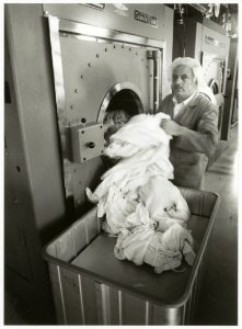 Aan het werk in bij de Centrale Linnendienst van het Kennemer Gasthuis en Spaarne Ziekenhuis, die 25 jaar bestaat. NL-HlmNHA 54035084
