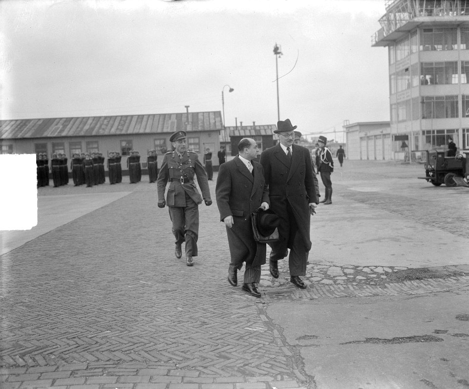 Aankomst Minister Pleven (Frankrijk) op Schiphol, Bestanddeelnr 903-8964