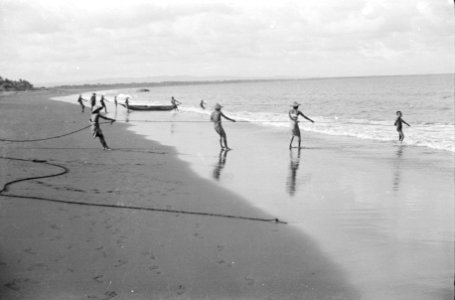 Aan het strand van Tjilatjap wordt druk gevist met behulp van sleepnetten, die d, Bestanddeelnr 1614-3-3