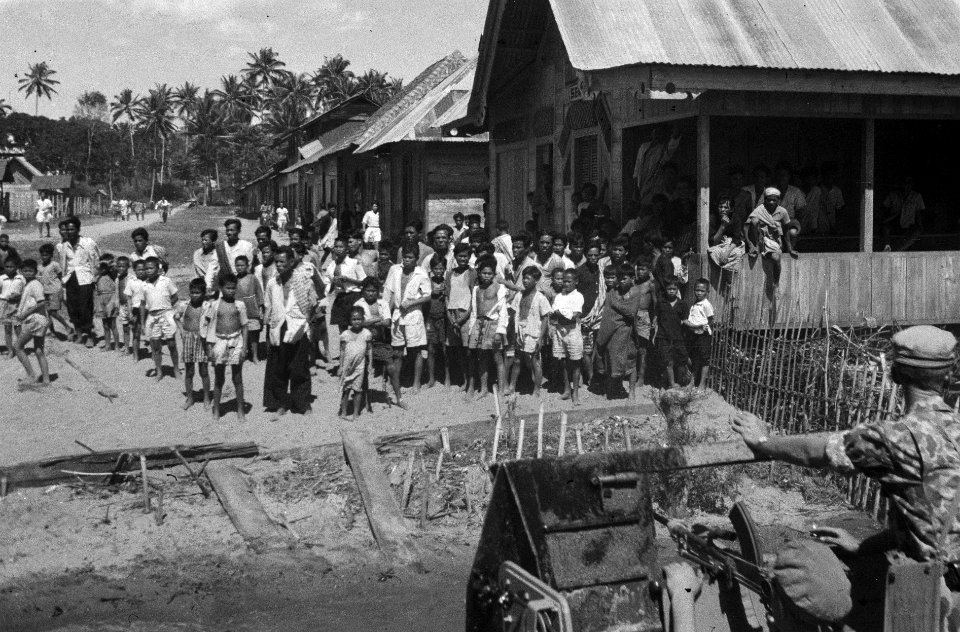 Aan de oever van een meer (Tobameer) staat een massa Indonesiërs. Een LVT of A, Bestanddeelnr 2964