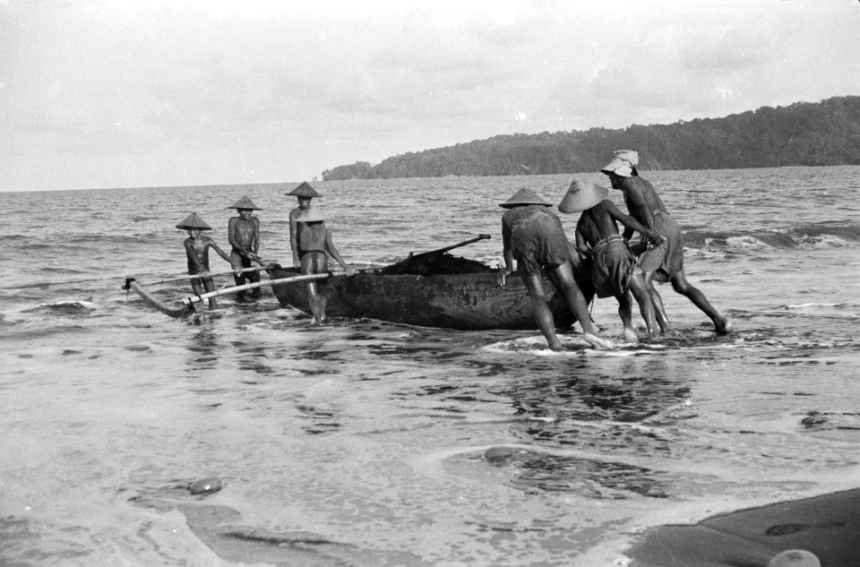Aan het strand van Tjilatjap wordt druk gevist met behulp van sleepnetten, die d, Bestanddeelnr 1614-3-2