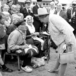 Aan Koningin Juliana worden oude ambachten gedemonstreerd, Bestanddeelnr 922-5389