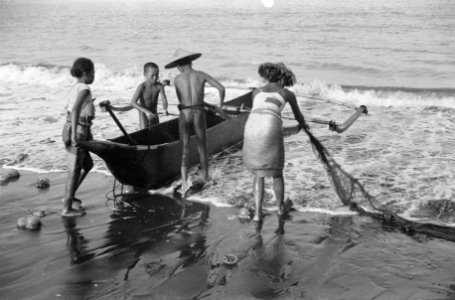 Aan het strand van Tjilatjap wordt druk gevist met behulp van sleepnetten, die d, Bestanddeelnr 1614-3-1