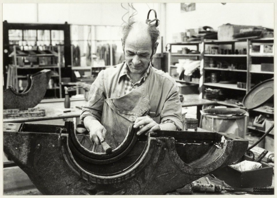 Aan het werk op de polyesterafdeling van de Hoofdwerkplaats van N.S. NL-HlmNHA 54010417