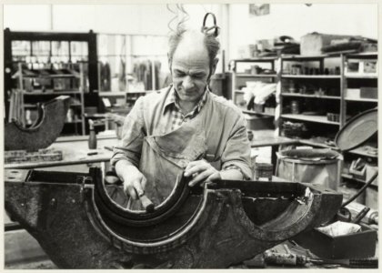 Aan het werk op de polyesterafdeling van de Hoofdwerkplaats van N.S. NL-HlmNHA 54010417