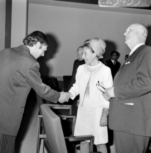 Aan prinses Margriet wordt een van de aanwezigen voorgesteld, Bestanddeelnr 922-5433