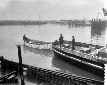 Aan land brengen van de schipbreukelingen van de Callisto Hoek Van Holland, Bestanddeelnr 910-1782