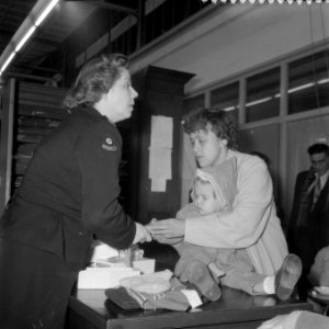 Aankomst Maastricht met Indonesische evacués uit Singapore op Schiphol, Bestanddeelnr 909-2088