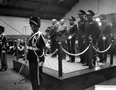 Aanbieden van ceremonieel tenue aan de trompetterkorps der artillerie, kapel spe, Bestanddeelnr 911-4937