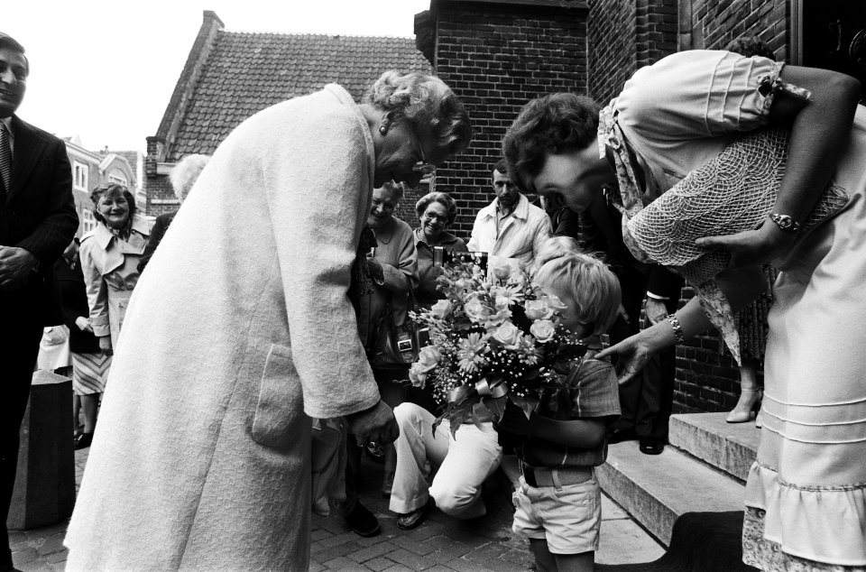 Aanbieden van bloemetje aan koningin Juliana bij aankomst, Bestanddeelnr 930-3051